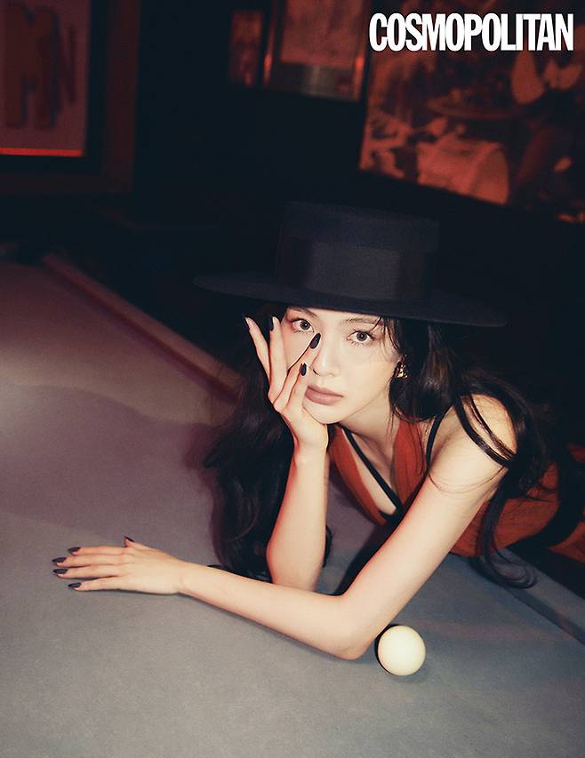 드레스, 브라톱, 가죽 벨트, 귀고리 모두 가격미정 돌체앤가바나. 버클 해트 1백40만원대 로저 비비에.