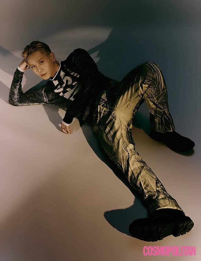 티셔츠 가격미정 디젤. 팬츠 1백만원대 쿠시코크. 목걸이, 부츠 스타일리스트 소장품. 귀고리 본인 소장품.