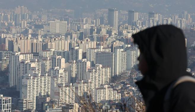 이번주 전국 6개 단지에서 총 6535가구가 분양을 시작하는 가운데 광명시에서 분양되는 재개발, 재건축 등 2개 단지 분양 결과에 관심이 집중되고 있다. 사진은 서울 남산에서 바라본 아파트 단지 전경.