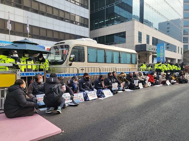 26일 오전 여의도 더불어민주당 당사 앞에서 민주노총 조합원들이 연좌 농성을 하고 있다. 장현은 기자