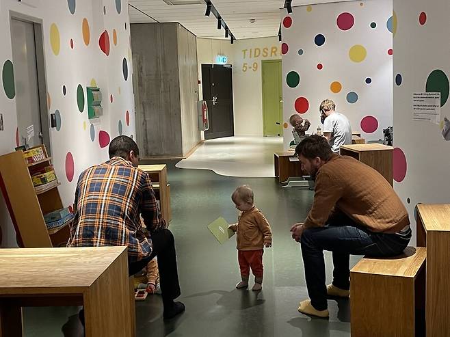 스톡홀름 중심가 세르겐 광장에 위치한 아동 도서관 ‘룸 포 반스’(어린이를 위한 방). 육아 휴직 중인 ‘라테파파’들이 아이와 함께 자주 들르는 곳이다. 김은형 기자