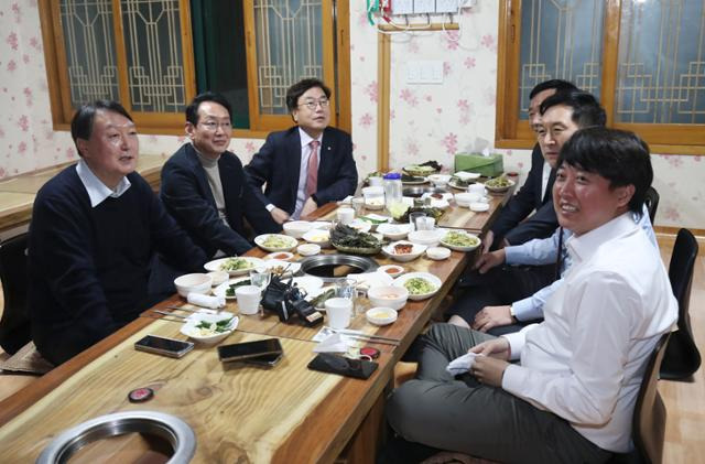 국민의힘 대선 후보 당시 윤석열 대통령과 이준석 전 대표가 지난해 12월 3일 울산 울주군 한 식당에서 회동하고 있다. 뉴스1