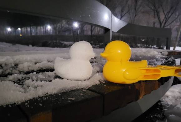 오리 모양 플라스틱 집게를 이용해 만드는 눈 오리. [사진=블라인드 캡처]