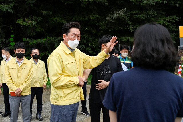 ▲ 원강수 원주시장이 지난 8월 집중호우로 피해가 발생한 부론면 일대를 찾아 현장을 살펴보고 있다.