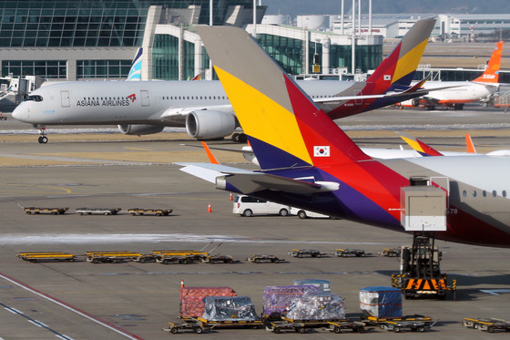 Planes are seen at Terminal 1 of the Incheon International Airport on Monday afternoon. [NEWS1]