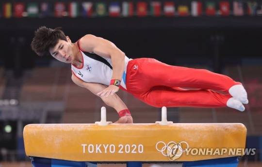 도쿄올림픽 기계체조 남자 예선전에서 이준호의 안마 연기. [연합뉴스 자료사진]