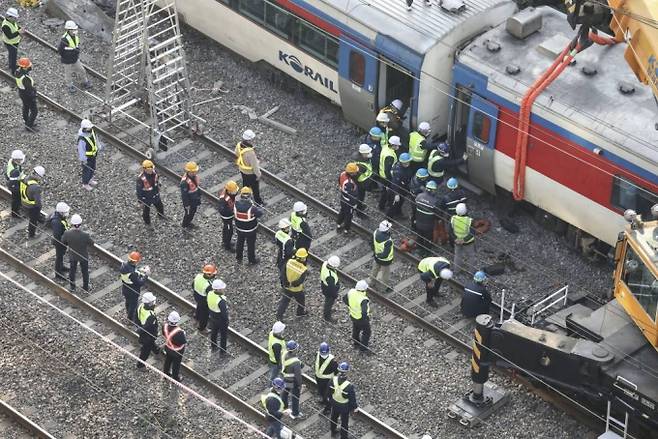[서울=뉴시스] 김근수 기자 =  7일 오전 서울 영등포역 인근에서 직원들이 사고처리를 하고 있다. 사고는 지난 6일 오후 8시55분께 용산에서 익산으로 향하던 무궁화호 제1567열차가 영등포역 진입중 궤도를 이탈하는 사고가 발생했다. 2022.11.07.