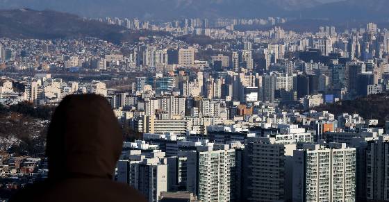한국은행이 23일 발표한 '2023년 통화신용정책 운영방향'에 따르면 올해 부동산 시장을 강타한 금리 인하 여파가 내년까지 지속될 것으로 보인다. 이에 정부는 '2023년 경제정책방향'을 통해 다주택자 규제 완화책을 제시했으나 당장의 부동산 시장 침체를 해소하기엔 역부족이라는 것이 전문가의 분석이다./사진=뉴시스