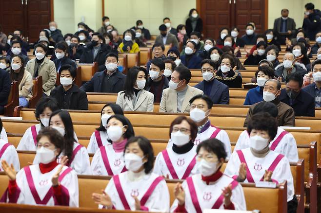 [서울=뉴시스] 윤석열 대통령과 부인 김건희 여사가 성탄절인 25일 서울 성북구 영암교회에서 열린 성탄 예배에서 대화하고 있다. 대통령실에 따르면 영암교회는 윤 대통령이 초등학교 1학년부터 중학교 1학년까지 다녔던 교회다. (사진=대통령실 제공) 2022.12.25. photo@newsis.com *재판매 및 DB 금지