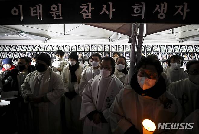 [서울=뉴시스] 정병혁 기자 = 25일 오후 서울 용산구 녹사평역 광장에 마련된 이태원 참사 희생자 합동분향소에서 천주교정의구현전국사제단의 10.29 참사 희생자를 기억하고 유가족을 위로하는 성탄대축일 미사가 열리고 있다. 2022.12.25. jhope@newsis.com