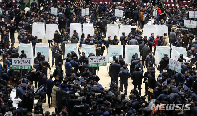 [서울=뉴시스]박주성 기자 = 한국노동조합총연맹(한국노총)이 지난 2020년 1월21일 오후 서울 송파구 잠실실내체육관에서 '제27대 위원장 및 사무총장 선거'를 실시해 조합원들이 투표를 하고 있다. 2020.01.21. park7691@newsis.com