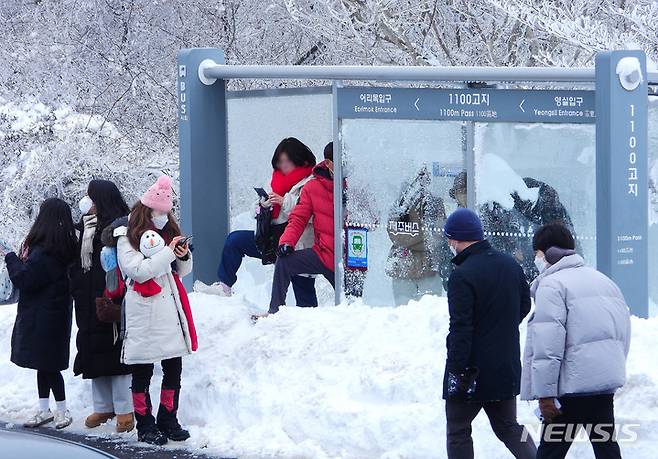 [제주=뉴시스] 우장호 기자 = 주말 동안 쏟아진 폭설의 영향으로 26일 제주 한라산 1100고지 버스정류장 앞에 성인 허리춤 높이만큼 눈이 쌓여 있다. 기상청에 따르면 성탄절을 앞두고 나흘간 제주 한라산 사제비에는 92.4㎝가 넘는 많은 눈이 내렸다. 2022.12.26. woo1223@newsis.com