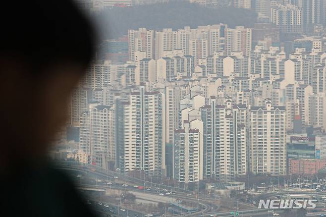 [서울=뉴시스] 권창회 기자 = 고금리와 경기 둔화 우려에 따라 집값 하락세가 가팔라지고 있다. 26일 오후 서울 여의도 63빌딩 63아트전망대에서 바라본 아파트단지. 2022.12.26. kch0523@newsis.com