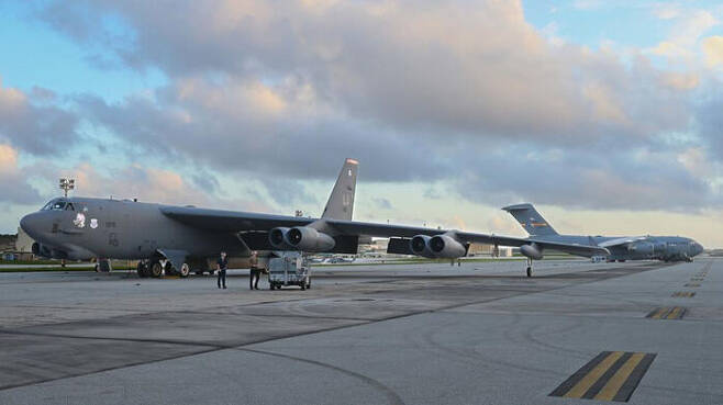 미 남부에서 출격한 B-52와 동부에서 출격한 수송기가 괌 공군기지에 착륙해 대기하고 있다.