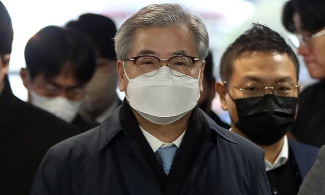 ‘서해 공무원 북한 피살 사건’과 관련해 월북몰이를 한 혐의를 받는 서훈 전 국가안보실장이 지난 2일 서초구 서울중앙지방법원에서 열린 구속 전 피의자 심문(영장 실질심사)에 출석하고 있다. 뉴시스