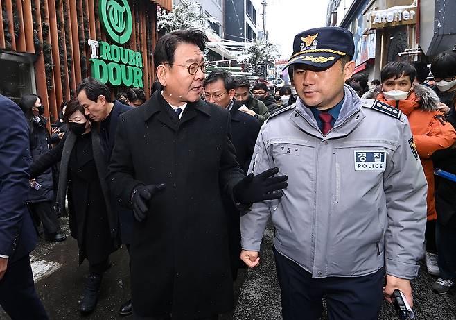 김교흥 이태원 참사 국정조사 특별위원회 야당 간사(왼쪽)가 12월21일 임현규 용산경찰서장과 대화하고 있다.​​​​​​​ⓒ국회사진취재단