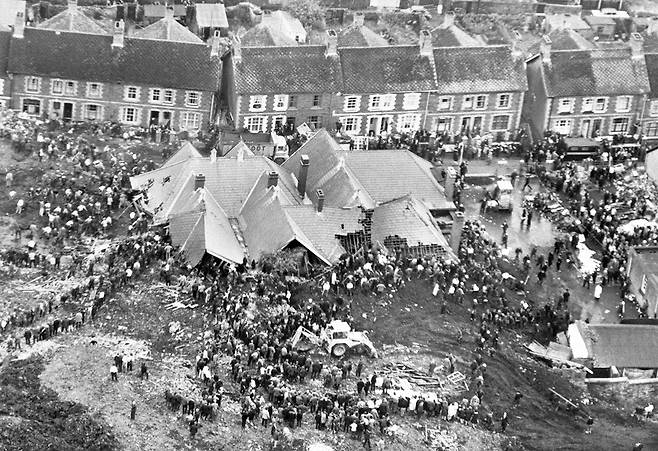 1966년 영국 웨일스의 탄광촌 애버밴 참사.ⓒAP Photo