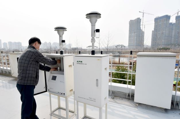 인천 서구 청라 도시대기측정소에서 인천시 관계자가 대기질 측정장비를 점검하고 있다. ⓒ인천시