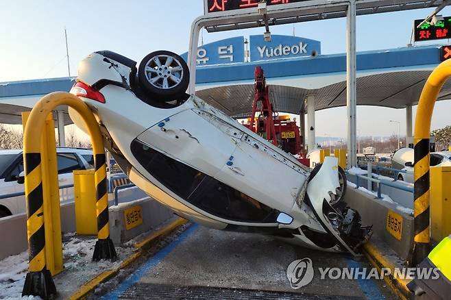 제2순환도로 빙판길 사고 (광주=연합뉴스) 20일 오전 광주 서구 제2순환도로 유덕톨게이트(수완지구에서 공항 방향)에서 40대 A씨가 몰던 승용차가 빙판길에 미끄러져 완전히 뒤집혀 있다. 2022.12.20 [광주 서부경찰서 제공. 재판매 및 DB 금지] uk@yna.co.kr