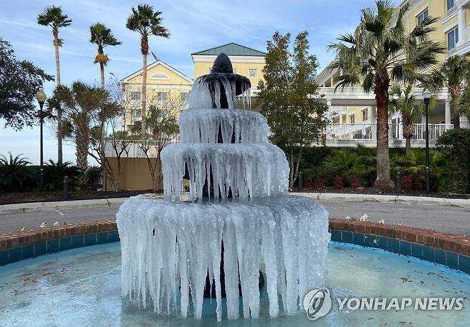 꽁꽁 언 미국 사우스캐롤라이나주 찰스턴의 한 분수 [찰스턴[美 사우스캐롤라이나주]AFP=연합뉴스. 재판매 및 DB 금지]