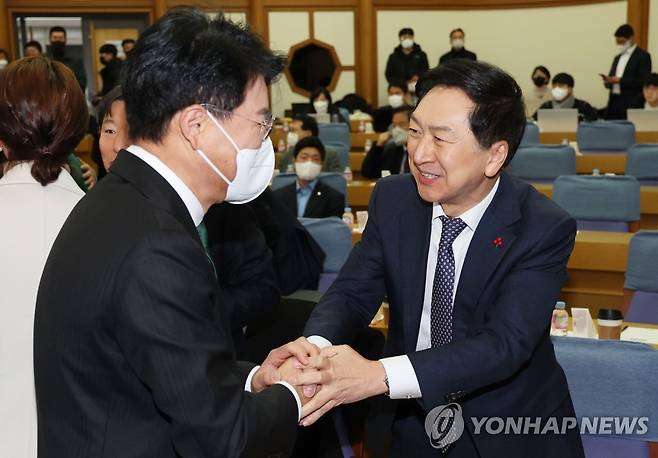 악수하는 김기현 의원과 장제원 의원 (서울=연합뉴스) 하사헌 기자 = 국민의힘 김기현 의원(오른쪽)과 장제원 의원이 21일 오전 서울 여의도 국회 의원회관에서 열린 국민의힘 '국민공감' 2차 공부 모임에서 악수하고 있다. 2022.12.21 toadboy@yna.co.kr