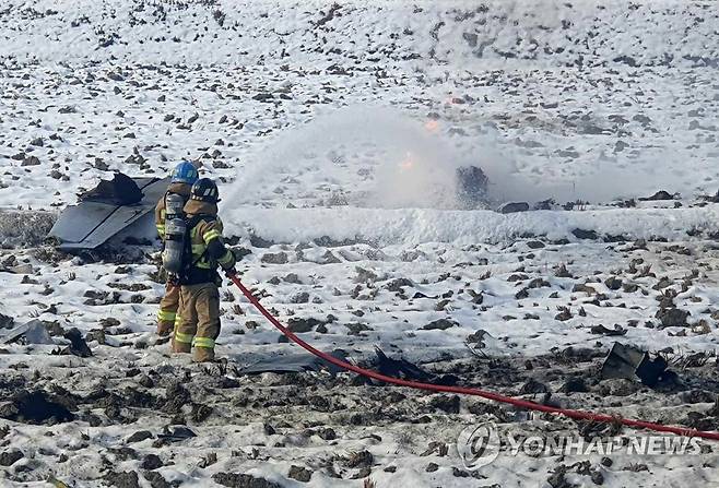 횡성서 전투기 추락…공군 KA-1 공격기 추정 (횡성=연합뉴스) 26일 오전 11시 40분께 강원 횡성군 횡성읍 묵계리에서 공군 KA-1 공격기로 추정되는 전투기가 추락해 소방 당국이 진화 작업을 펼치고 있다. 조종사 2명은 자력 탈출한 것으로 알려졌다. 2022.12.26 [횡성소방서 제공. 재판매 및 DB 금지] yangdoo@yna.co.kr