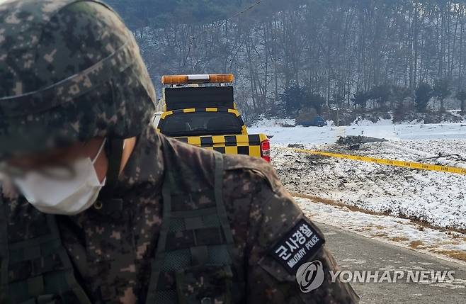 횡성서 전투기 추락…군 당국 수습 (횡성=연합뉴스) 이재현 기자 = 26일 오전 11시 40분께 강원 횡성군 횡성읍 묵계리에서 공군 KA-1 경공격기가 추락해 군 당국이 수습하고 있다. 조종사 A(27)씨와 B(25)씨 등 2명은 무사히 비상 탈출해 소방당국에 의해 이송됐으며, 의식이 명료한 것으로 전해졌다. 2022.12.26 jlee@yna.co.kr