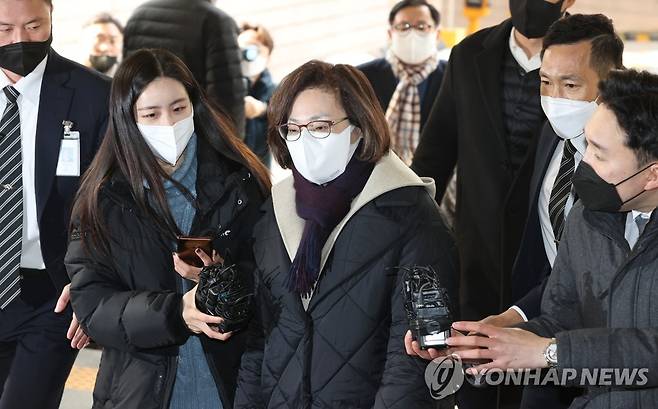 박희영 용산구청장, 영장실질심사 (서울=연합뉴스) 서대연 기자 = 박희영 용산구청장이 구속 전 피의자심문(영장실질심사) 출석을 위해 서울 마포구 서울서부지방법원으로 들어서고 있다. 
    박 구청장은 지난 10월 29일 발생한 이태원 참사 관련 업무상과실치사상 혐의로 입건됐다. 이태원 참사 경찰 특별수사본부는 박 구청장이 수사를 앞두고 휴대전화를 교체하는 등 증거인멸 정황을 구속사유로 영장에 적시했다. 2022.12.26 dwise@yna.co.kr