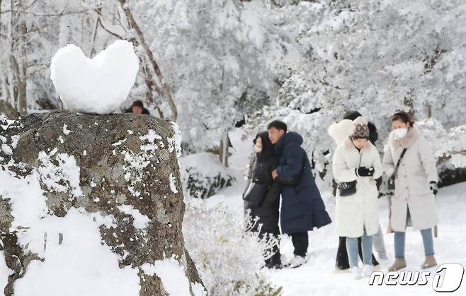 제주에 내려졌던 대설특보가 모두 해제된 19일 오후 한라산 1100고지 휴게소에서 도민과 관광객들이 겨울 정취를 즐기고 있다. 2022.12.19/뉴스1 ⓒ News1 오현지 기자