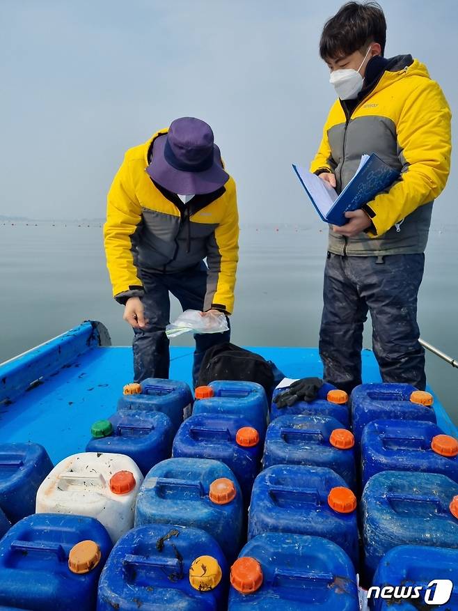 (수원=뉴스1) 진현권 기자 = 경기도는 오는 28일부터 내년 4월 21일까지 도내 김 양식장의 불법행위에 대해 도-시·군 합동단속을 실시한다고 밝혔다.(경기도 제공)