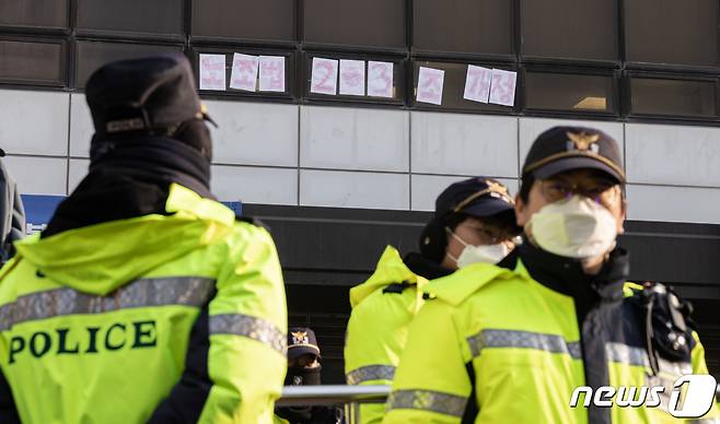 26일 오전 서울 여의도 더불어민주당 중앙당사에 전국민주노동조합총연맹 조합원들이 당사 점거 농성에 들어가며 붙인 ‘노조법 2·3조 개정’ 문구가 보이고 있다. 2022.12.26/뉴스1 ⓒ News1 이재명 기자