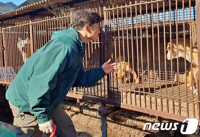 이상경 HSI 팀장은 8일 아산의 한 개농장에서 농장주를 설득해 농장을 폐쇄하고 개들을 구조했다. ⓒ 뉴스1 최서윤 기자