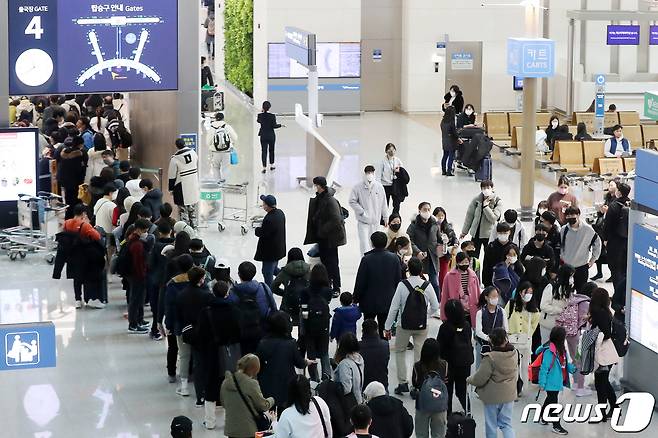 26일 인천국제공항 제1여객터미널 출국장이 해외 여행객들로 붐비고 있다.  2022.12.26/뉴스1 ⓒ News1 민경석 기자