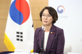 이영 중소벤처기업부 장관이 이창양 산업통상자원부 장관과 27일 서울 광화문 정부서울청사 본관 브리핑실에서 연두업무보고를 마치고 사후 브리핑을 진행하고 있다. (중기부 제공)