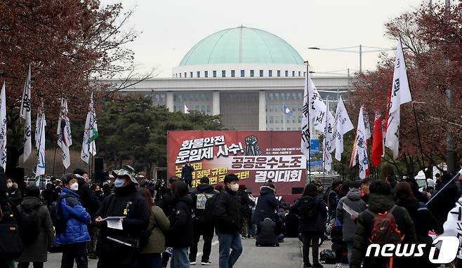 민주노총 공공운수노조 관계자들이 10일 오후 서울 영등포구 여의도에서 결의대회를 갖고 안전운임제 일몰제 3년 연장안에 대한 국회의 조속한 처리를 촉구하고 있다./뉴스1 ⓒ News1 임세영 기자