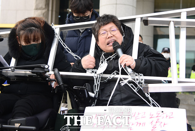 전국장애인철폐연대가 '장애인 권리예산' 보장을 촉구하며 1년 동안 지하철 승하차 시위를 이어왔지만, 내년도 관련 예산은 0.8% 반영되는 데 그쳤다./이새롬 기자