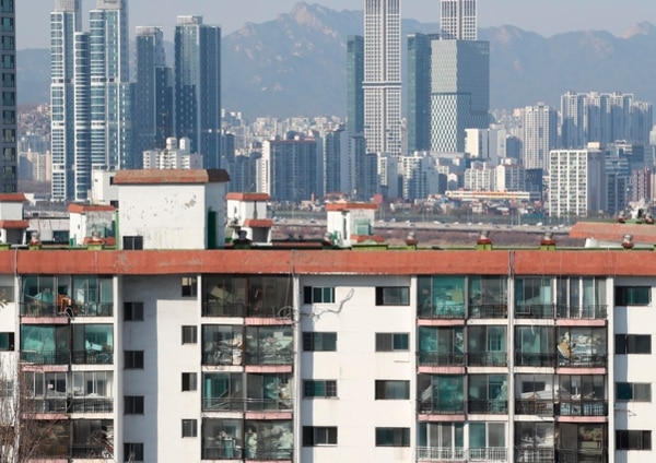 서울 강남구 삼성동에서 바라본 강남 재건축 아파트(앞쪽)와 뒤로 보이는 강북 아파트 / 연합뉴스