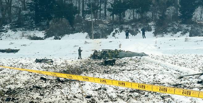 지난 26일 오전 강원 횡성군 횡성읍 반곡리 섬강 옆 논으로 공군 KA-1 경공격기가 추락해 군 당국이 수습하고 있다. /연합뉴스