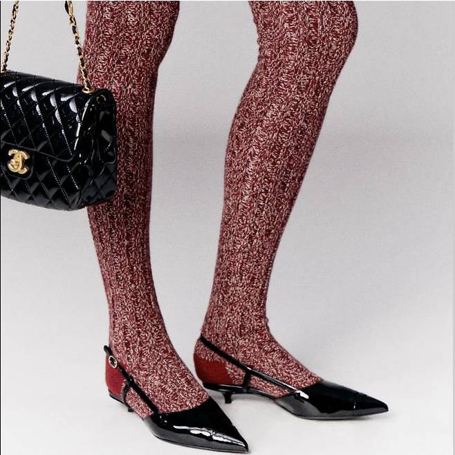 허벅지까지 올라오는 캐시미어 리브 조직 니트 양말은 114만 2천 원, Chanel.