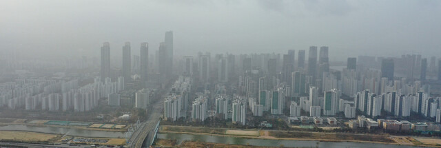 인천 동남부 지역에 미세먼지 경보가 내려진 지난 13일 오전 인천시 연수구 동춘터널에서 바라본 송도국제도시가 미세먼지와 해무로 뿌옇게 보이고 있다. 연합뉴스