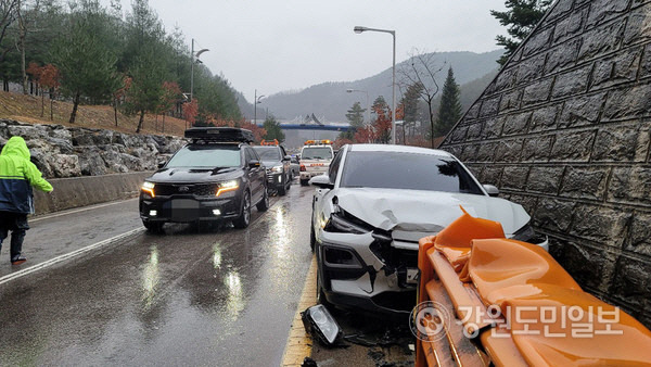 ▲ 블랙아이스로 인한 교통사고 발생 현장. [강원도민일보 자료사진]