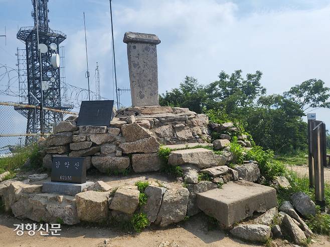 경기 파주 적성 감악산(해발 675m)에 우뚝 서있는 감악산 고비. 조선 중후기 문인 학자인 허목(1595~1682)과 신유한(1681~1752)는 “이 비석은 1000년 이상된 비석인데 글자가 마멸되어 구별할 수 없다”고 언급한바 있다. |서진문화유산 제공