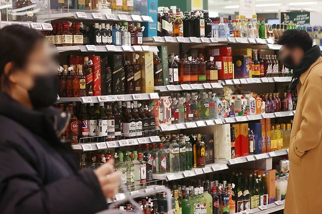 Whiskey brands are displayed at a retail shop in Seoul. Many labels are sold without fancy packaging that mean an increase in price due to how taxes are applied. (Yonhap)