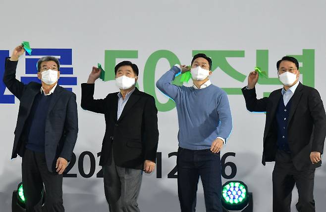 가삼현 한국조선해양 부회장, 권오갑 HD현대 회장, 정기선 사장, 한영석 현대중공업 부회장이 지난 26일 HD현대 50주년 비전선포식에서 종이비행기를 날리고 있다. /사진=HD현대