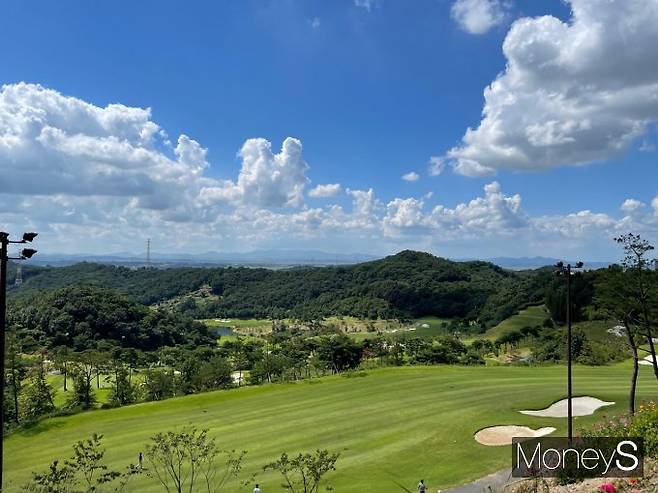 내년 골프장 그린피 하락이 예상되지만 카트비나 캐디피 등은 인상 추세라 실제 골프비용은 떨어지지 않을 전망이다. 사진은 한 대중제골프장 전경으로 기사 내용과 관계없음. /사진= 한종훈 기자