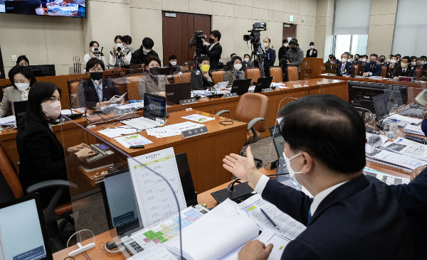 여야 의원들이 이태원 참사 진상 규명을 위한 국정조사특별위원회(국조특위)에서 윤석열 대통령의 '신속한 신원확인 지시'를 두고 서로 다른 해석을 제시했다. 사진은 27일 서울 여의도 국회에서 열린 용산 이태원 참사 진상규명과 재발방지를 위한 국정조사특별위원회 전체회의에서 언쟁하는 여야 의원들. /사진=뉴스1