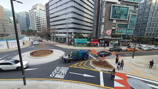 종로구 구청사 앞에 회전교차로를 설치한 모습. [종로구 제공]