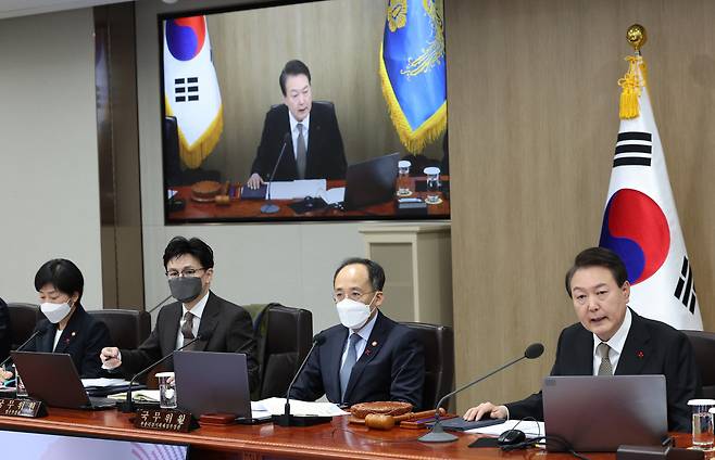 윤석열 대통령이 27일 서울 용산 대통령실 청사에서 국무회의를 주재하고 있다. [연합]