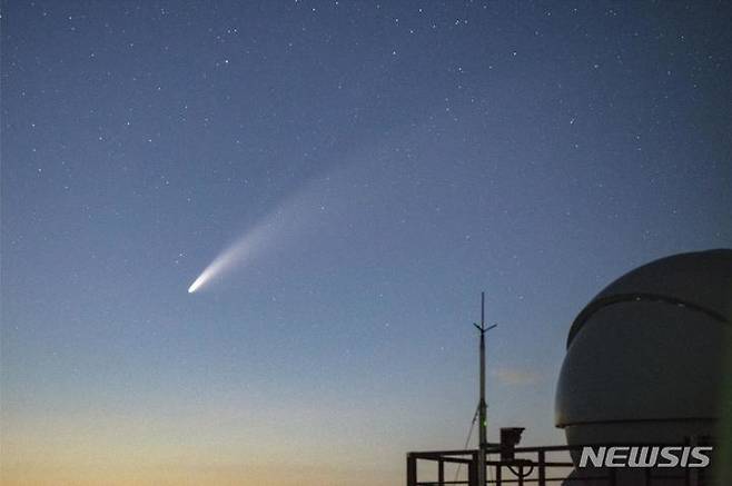 [서울=뉴시스]지난 2020년 7월15일 한국천문연구원 전영범 책임연구원이 촬영한 니오와이즈 혜성. (사진=천문연 제공)
