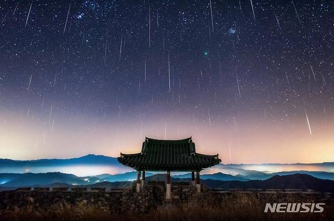 [서울=뉴시스]2021년 천체사진공모전 수상작인 쌍둥이자리 유성우. (사진=천문연 제공)